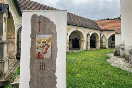 Podoba zastavení připravované křížové cesty je představena v ambitu
