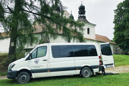 Prostorné vozidlo s hydraulickou plošinou je vítaný pomocník na našich cestách