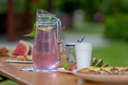 Levandulová limonáda nejen chutná, ale také dobře vypadá