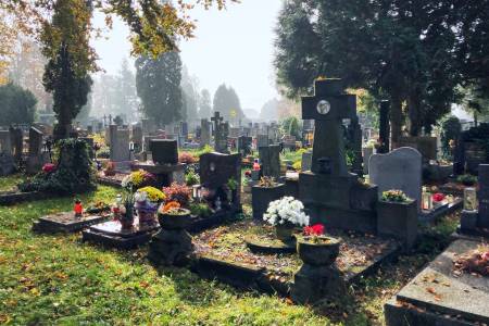 Dušičková výzdoba na hřbitově Svaté Otýlie