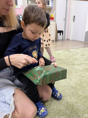 Chlapec rozbaluje dárek
