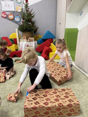 Chlapec a dívka rozbalují dárky