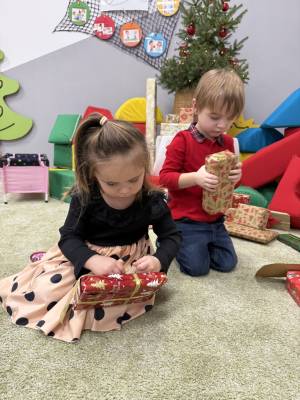 Dívka a chlapec rozbalují dárky
