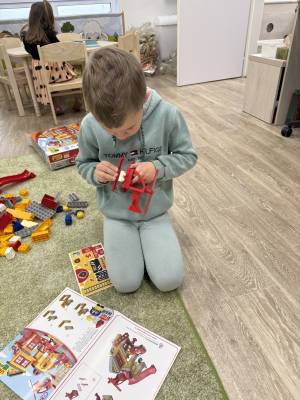 Chlapec si hraje s novou stavebnicí