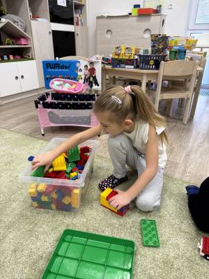 Dívka si hraje s novou stavebnicí