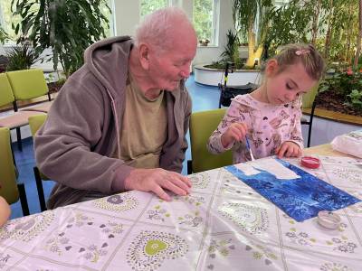 Senior s dívkou při společném tvoření