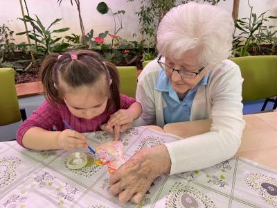 Seniorka s dívkou při společném tvoření