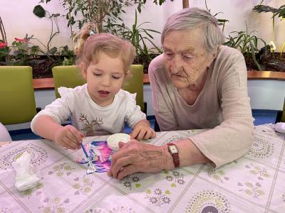 Seniorka s dívkou při společném tvoření
