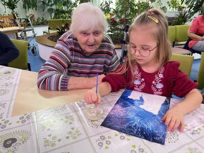 Seniorka s dívkou při společném tvoření