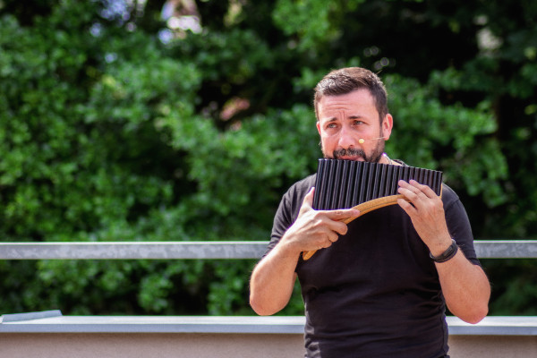 Petr Tomeček hraje na Panovu flétnu