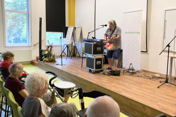 Josef Litvan při vystoupení ve společenském sále