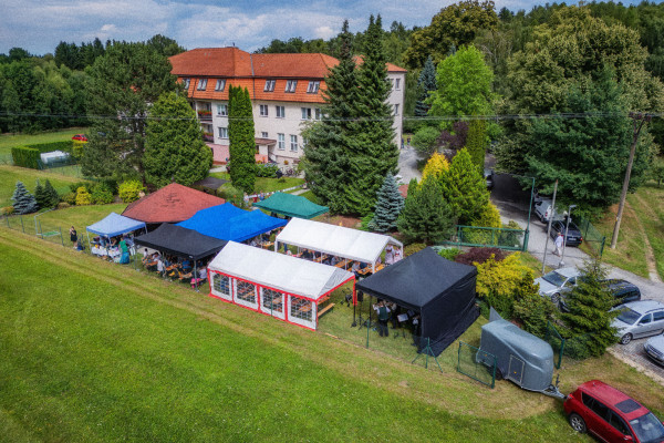 Zahrada chvalkovského Domova s rozestavěnými stany