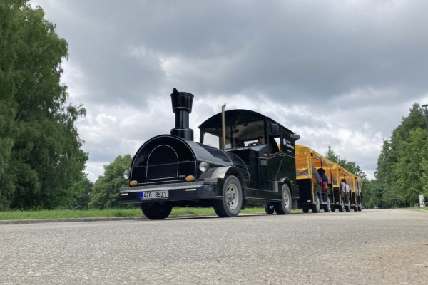 Vláček Třeboňáček vyjíždí na okružní jízdu městem