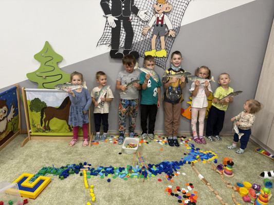 Děti s vodním dílem pro lososy z kostek