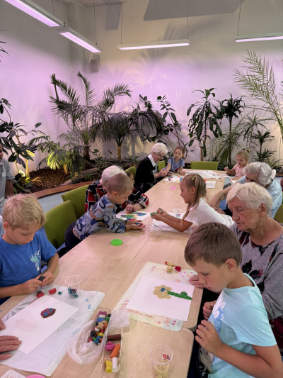 Děti a seniorky modelují