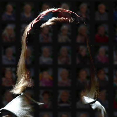 Jeden abstraktní portrét za všechny