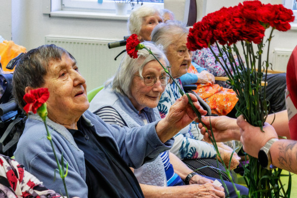 Rozdávání karafiátů ženám