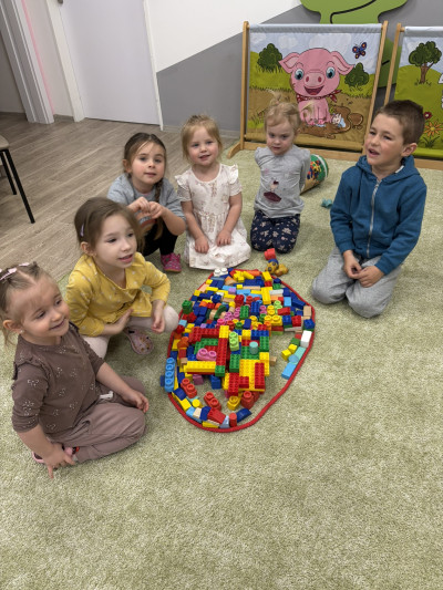 Děti staví z kostek velikonoční vajíčko