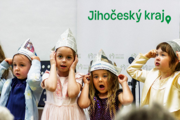 Děti ze tří mateřských škol vystoupily v našem společenském sále před nadcházejícím Dnem matek