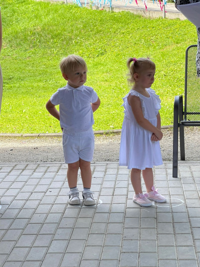 Chlapec a dívka při vystoupení