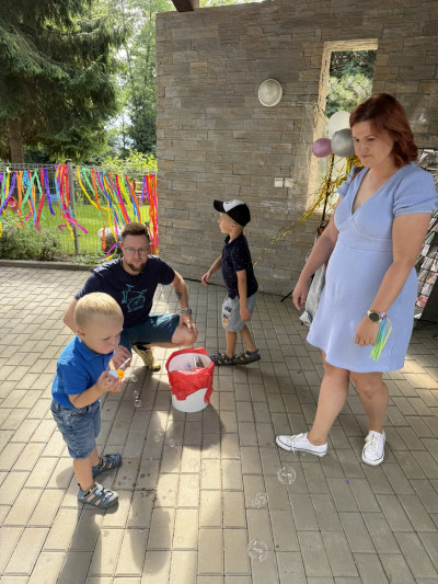 Chlapec s rodiči prohlížejí ceny