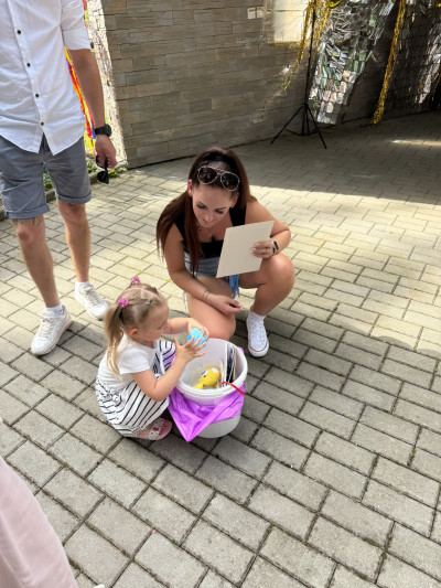 Dívka s maminkou prohlíží ceny