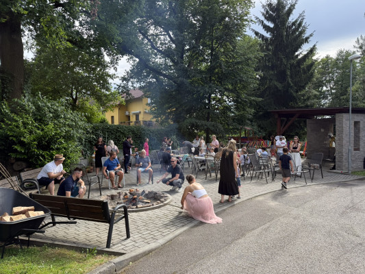 Rodiče opékají špekáčky