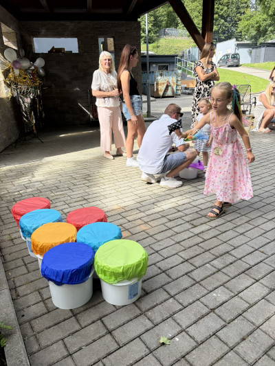 Dívka si vybírá cenu hodem na cíl