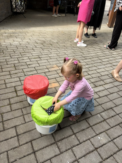 Dívka si prohlíží ceny