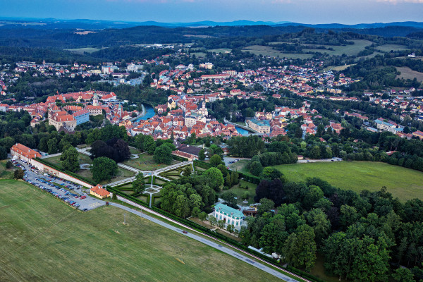 Pohled na Český Krumlov se zámeckou zahradou v popředí