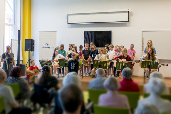 Vystoupení dětí ve společenském sále