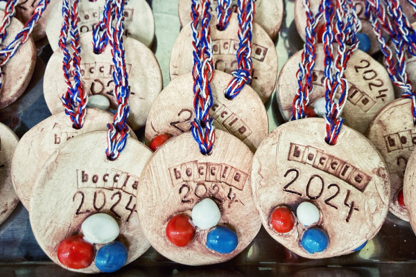 Medaile vlastní výroby pro turnaj v boccie