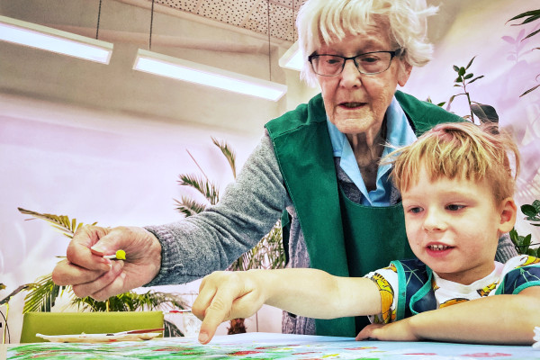 Společné tvoření dětí a seniorů