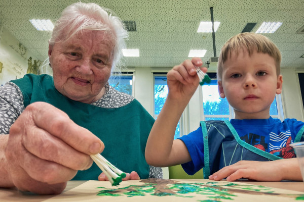 Společné tvoření dětí a seniorů