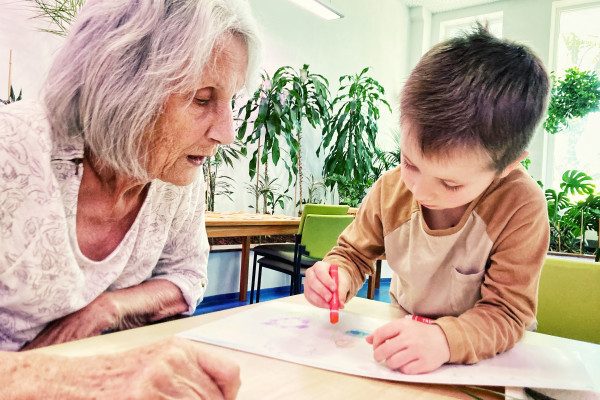 Společné tvoření dětí a seniorů