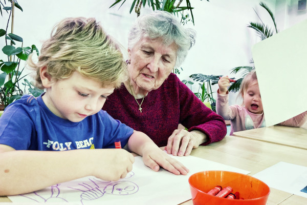 Společné tvoření dětí a seniorů