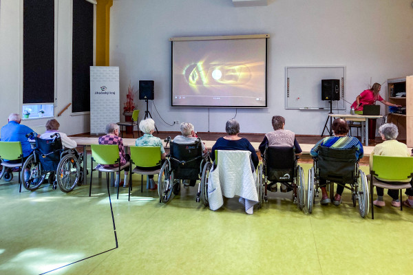 On-line přednášky Univerzity třetího věku přenášíme projekcí na plátno