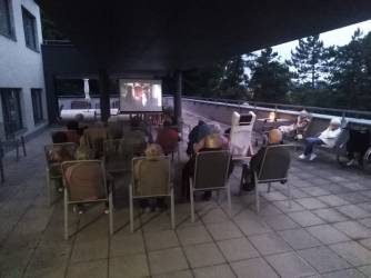 uživatelé na terase při promítání filmu