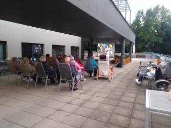 uživatelé na terase při promítání filmu