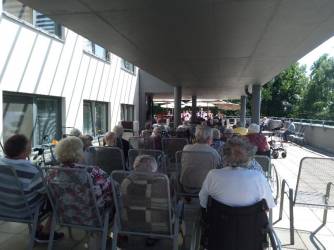 uživatelé na terase při hudebním vystoupení