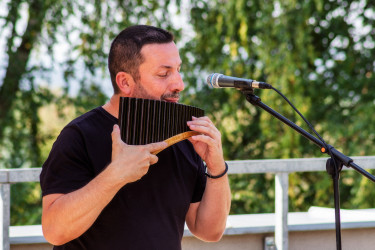 Panova flétna - hudební vystoupení na terase